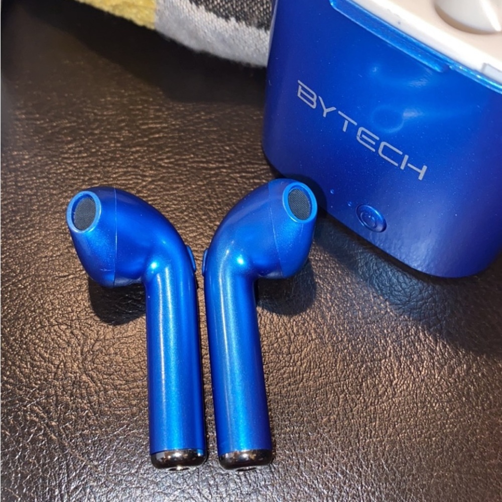 BLUETOOTH EARBUDS WIRELESS TECH IN CHARGING STATION CASE PRE PAIRED  NEW IN BOX
